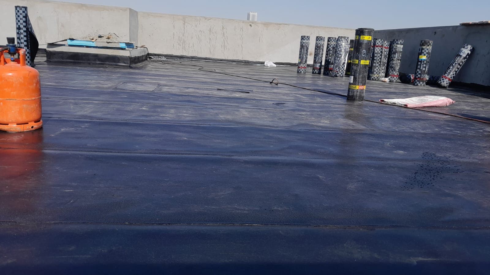 اعمال عزل اللفائف البيتومينية للاسطح